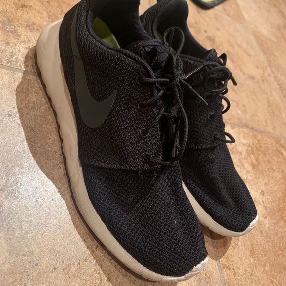Black Nike Roshe - Picture 1 of 4